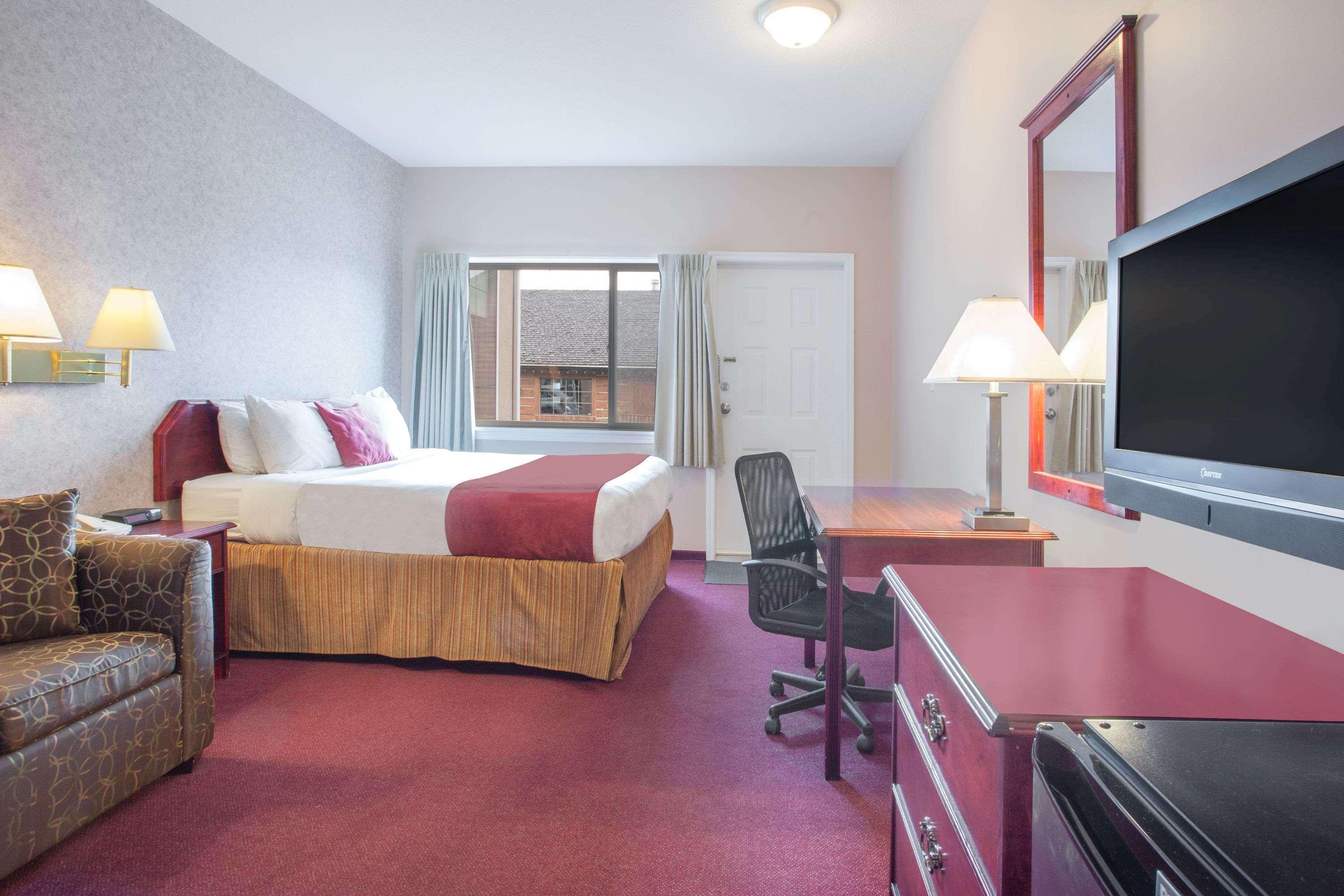 Hotel Ramada Limited 100 Mile House Exterior foto